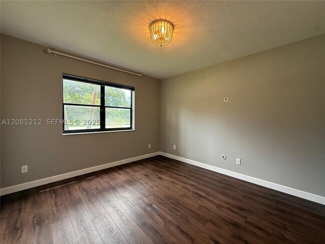 Building Photo - 510 S Park Rd