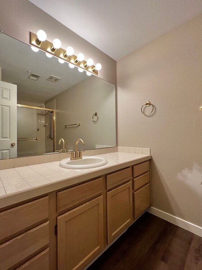 Building Photo - 2 bed 2 bath condo off Harmony in Fort Collins!