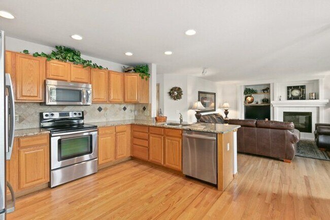 Building Photo - 829 W Sparrow Hawk Dr