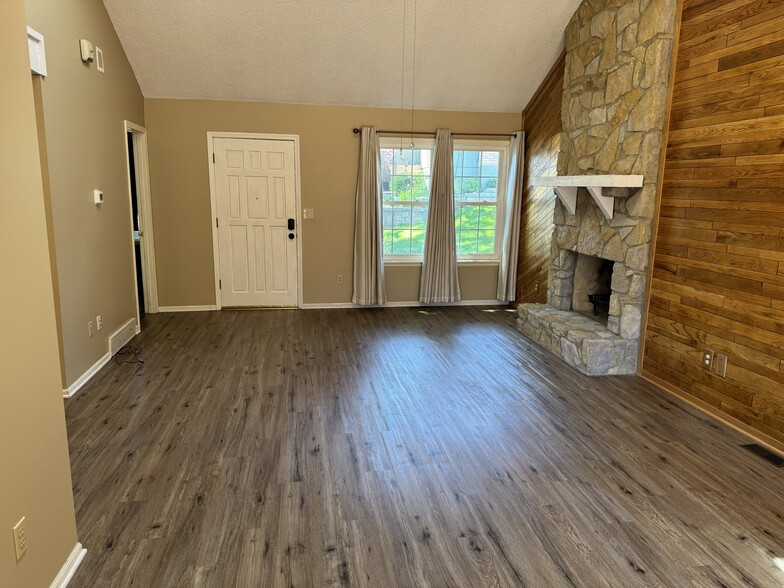 Building Photo - 10121 Edelweiss Cir