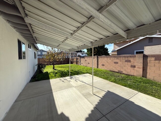 Building Photo - 3 bed, 2 bath single story home in Simi Va...