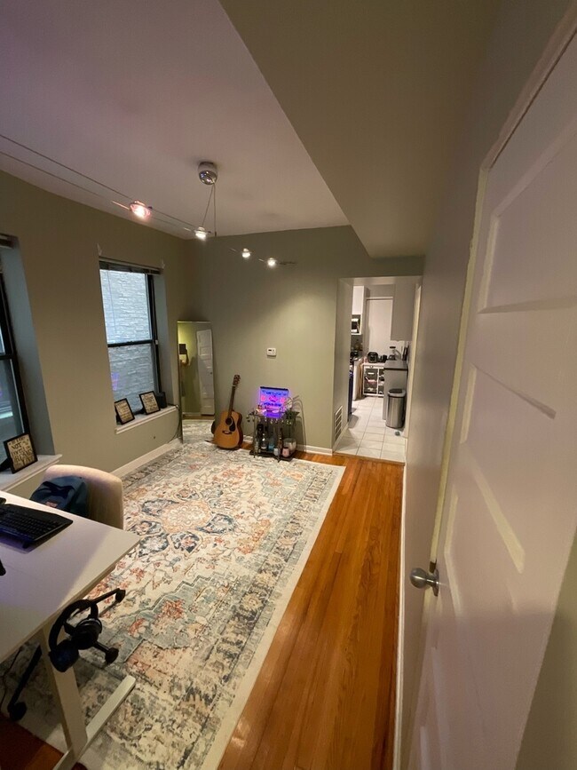 Building Photo - 902 W Grace St