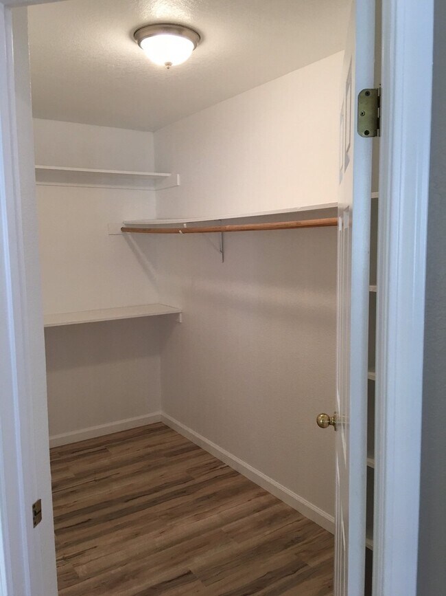 Building Photo - Large two story near the mall!