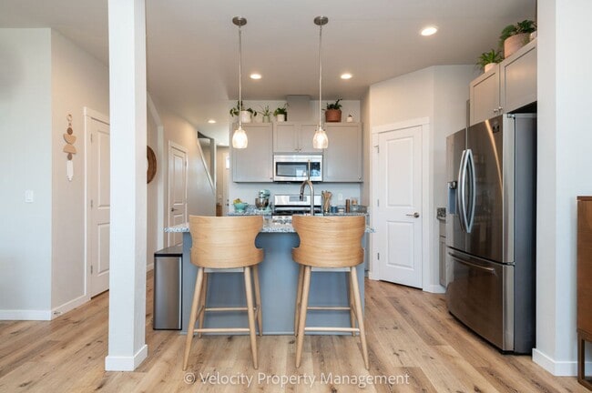 Building Photo - Light and Bright Townhome in NW Redmond!