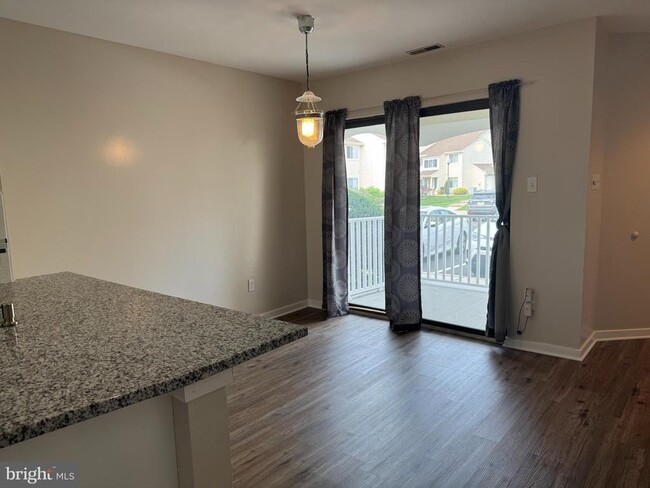 Building Photo - 1405 Roberts Way