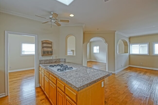 Building Photo - BEAUTIFUL, BRIGHT & AIRY 3BR2.5BA DETACHED TOWNHOME W/ LARGE 2-CAR GARAGE, WORKSHOP/BONUS ROOM, C...