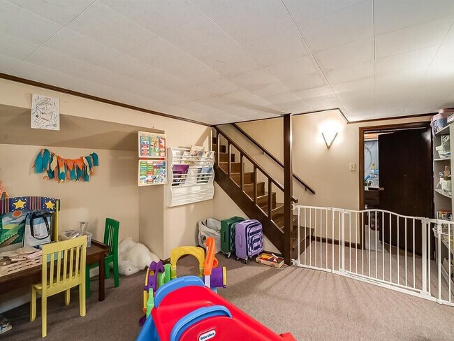 Building Photo - 217 Romany Rd