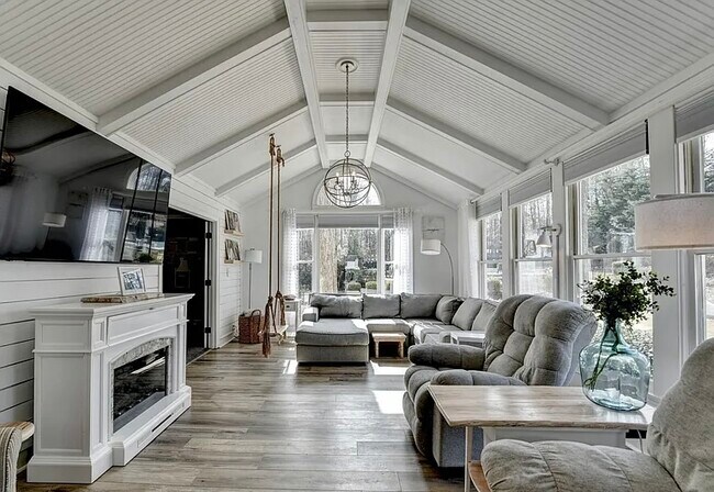 Building Photo - 561 Russell Rd