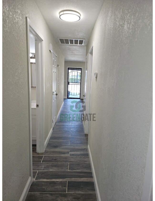 Building Photo - 901 Valente Way