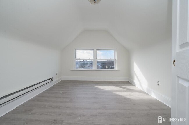 Building Photo - 377 Delavan St