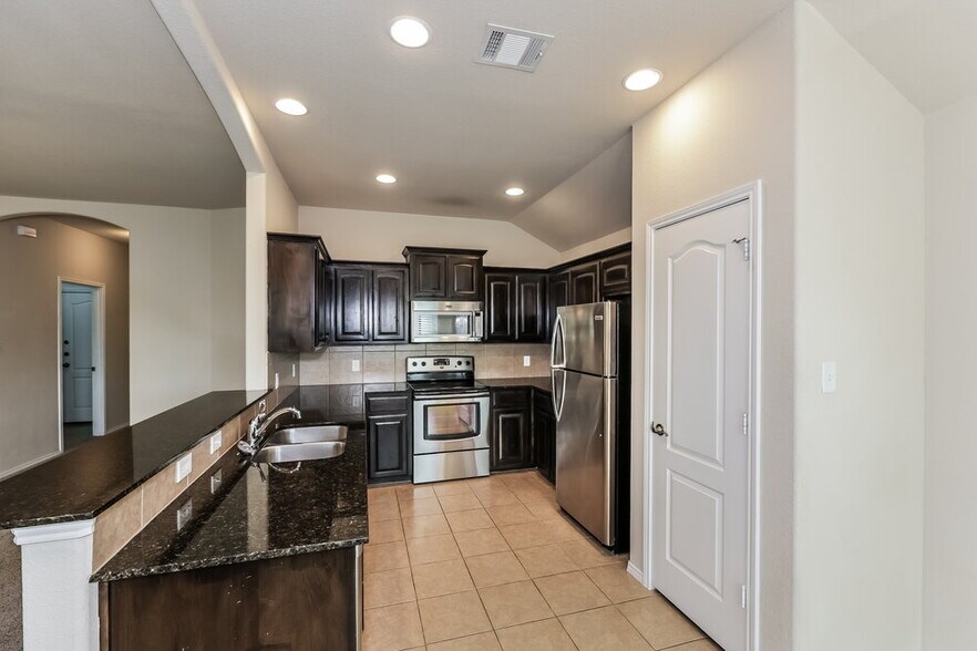 Building Photo - 409 Roundrock Ln