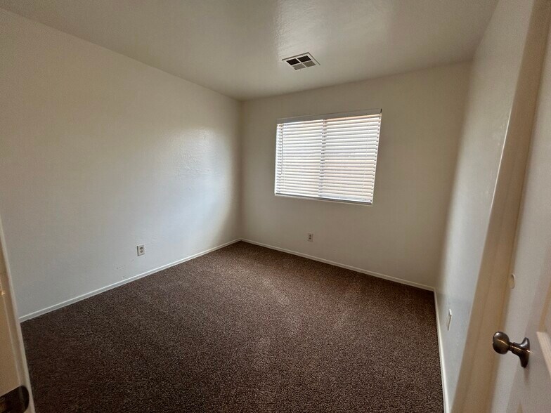 Building Photo - 7028 S 46th Dr