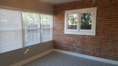 Building Photo - Stylish Single Bedroom, Fully Remodeled in Desirable Area!!