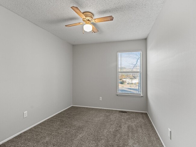 Building Photo - Three Bedroom/Two Bath Townhome