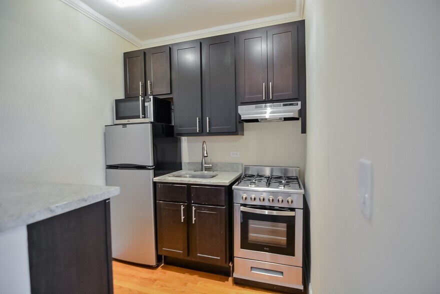 Building Photo - 4617 N Paulina St