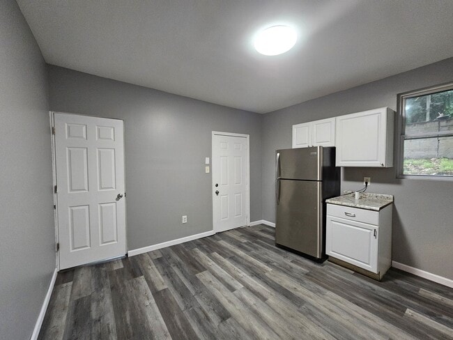 Building Photo - Newly updated 1 bedroom 1 bath apartment f...
