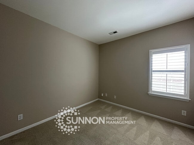 Building Photo - Charming 3-Bedroom Ranch with Sunroom & Wo...