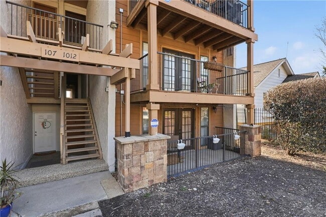 Building Photo - UPDATED 2BR/2BA WEST PLAZA CONDO