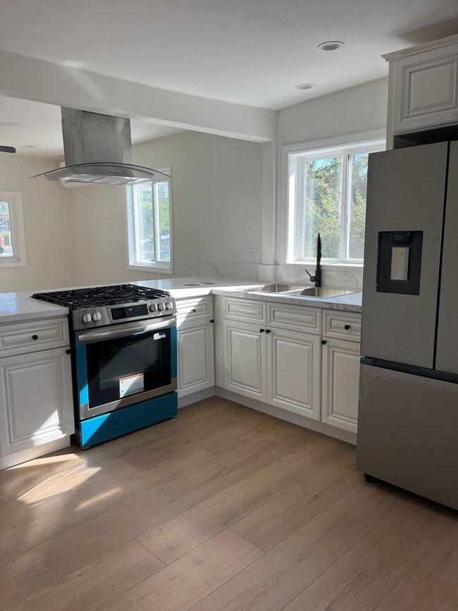 Building Photo - Beautifully Remodeled 2 Bed / 1 Bath Home ...