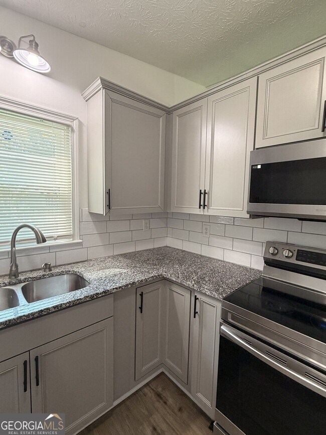 Building Photo - 640 Valerie Cir