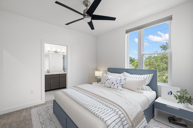 Building Photo - BEAUTIFUL Townhome For Rent in Downtown St Petersburg!