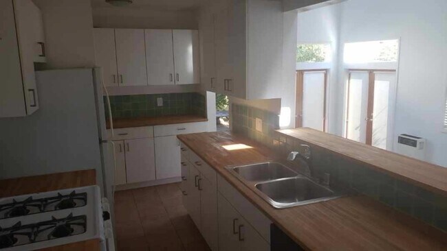 Building Photo - 2020 Ocean Park Blvd