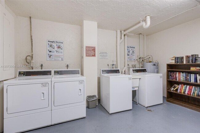 Building Photo - 3090 N Course Dr