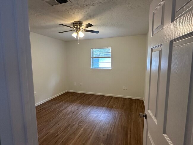 Building Photo - 1522 N Thompson St