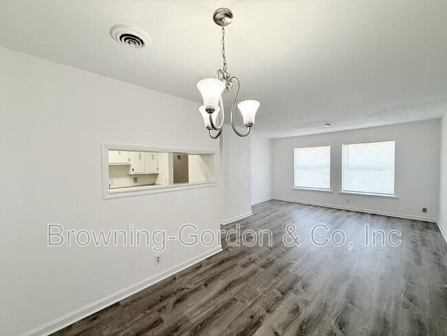 Building Photo - 810 Bellevue Rd