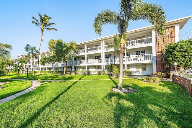 Building Photo - 2455 NE 51st St