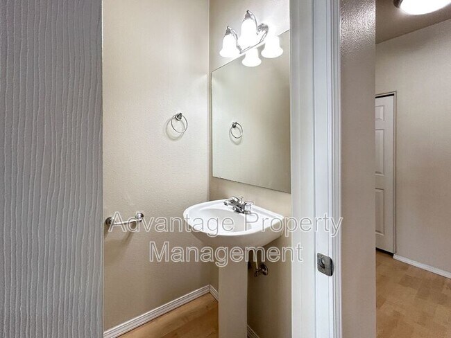 Building Photo - 3108 NW Morning Glory Dr