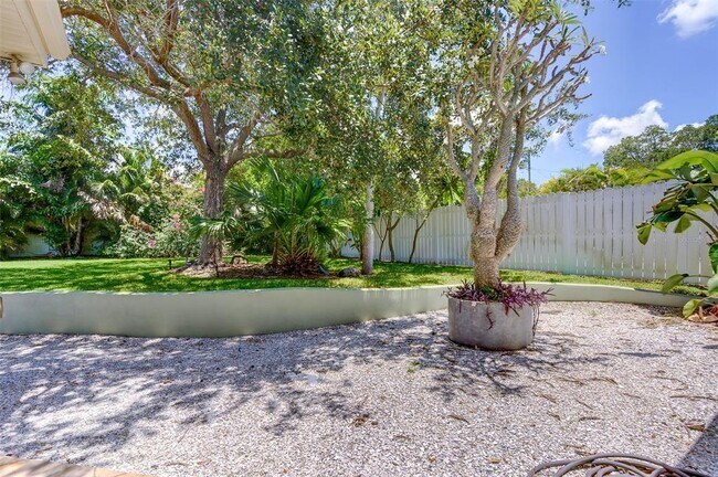 Building Photo - 215 Garden Cir