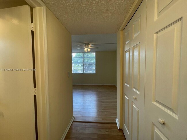Building Photo - 9431 Live Oak Pl