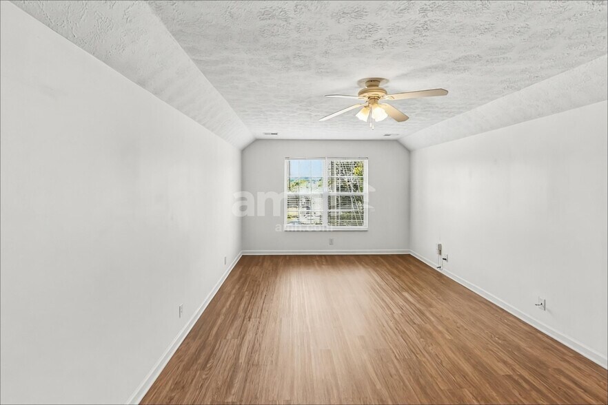 Building Photo - 916 Springs Hill Way