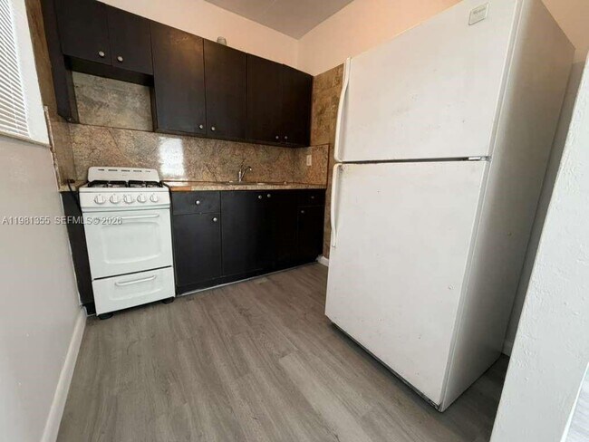 Building Photo - 1565 SW 6th St