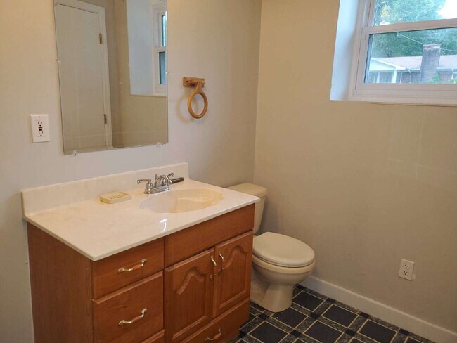 Building Photo - "Spacious 5-Bedroom Retreat with 3 Full Baths in Huntsville – Your Perfect Family Home Awaits!"