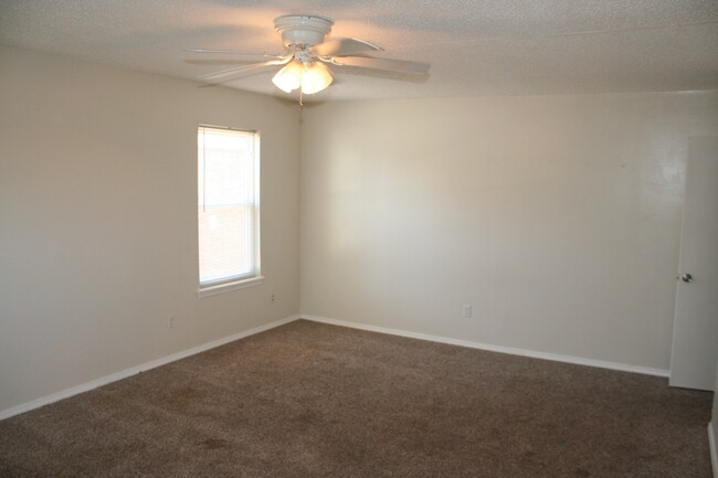 Building Photo - Massive 3 bedroom duplex with living room ...