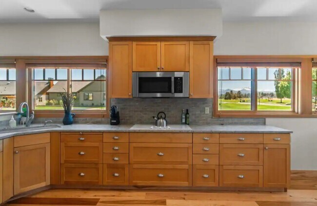Building Photo - Stunning 4-bedroom/2-bath with pristine Mt. Views in Pine Meadow!