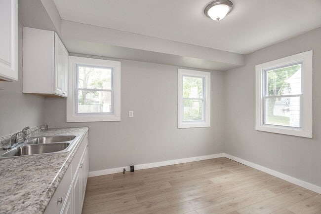 Building Photo - 3 Bedroom/1 Bath Single House Euclid!