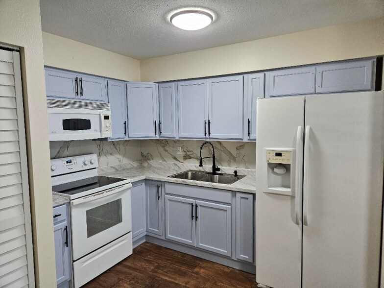 Building Photo - 3950 SE 17th Ct