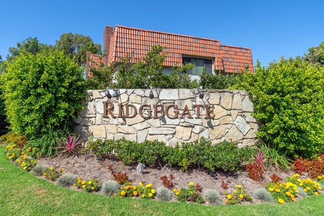 Building Photo - RPV Remodeled 2 bed 3 bath townhome in gat...
