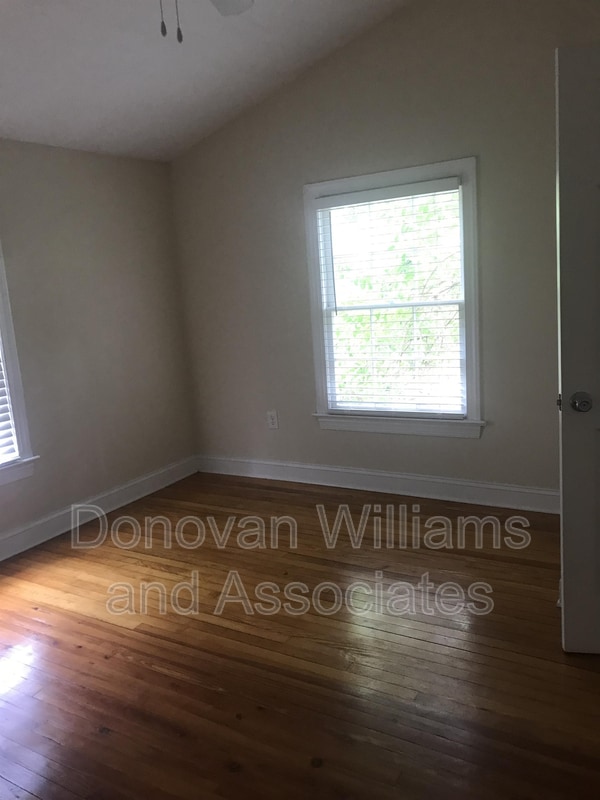 Building Photo - 1529 Thomas Ave