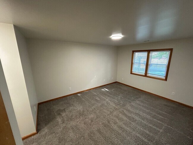 Building Photo - 2 bedroom, 2 full bath with attached garage