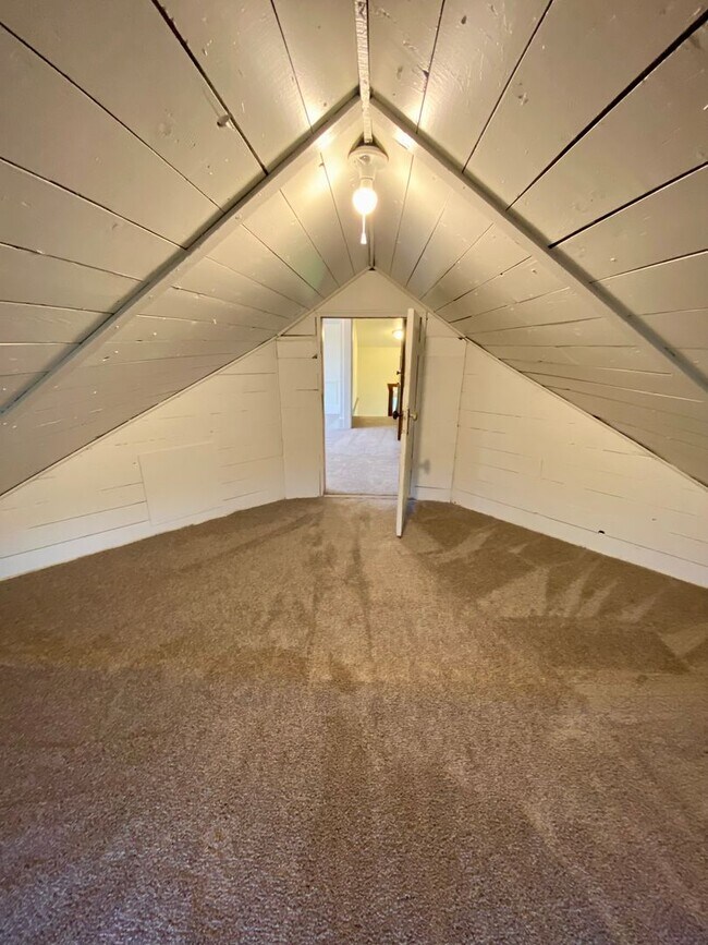 Building Photo - 15721 Main St E