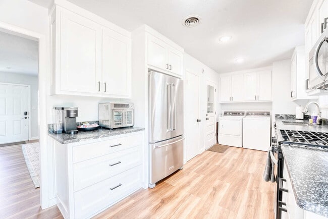 Building Photo - 1308 SE E St