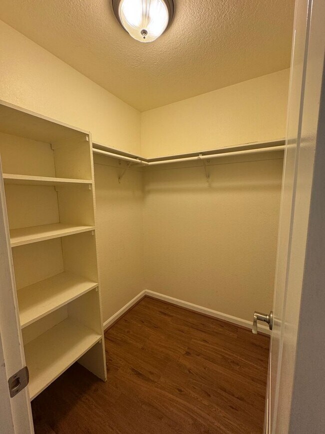 Building Photo - Available now! Studio apartment!