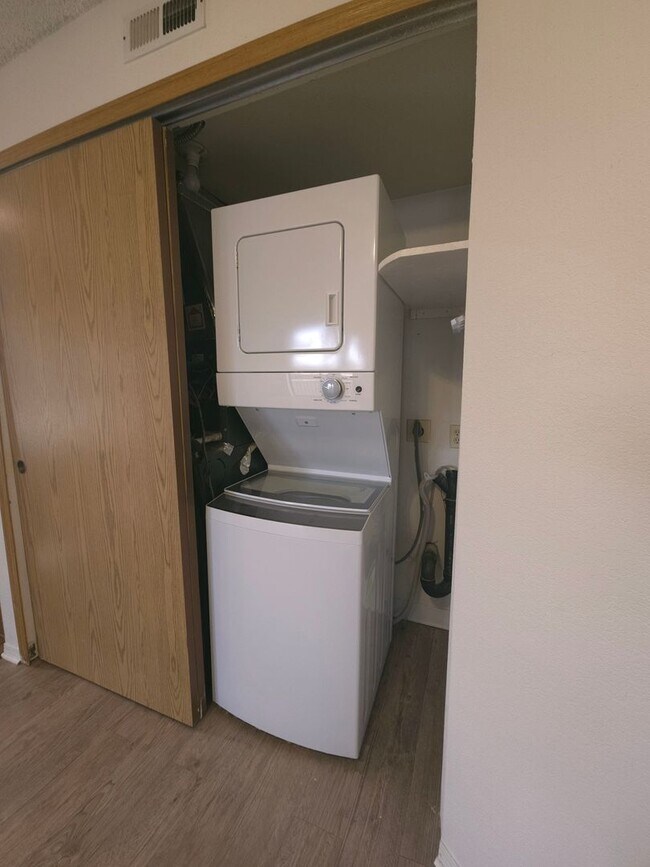 Building Photo - Ground floor condo, feels like home!