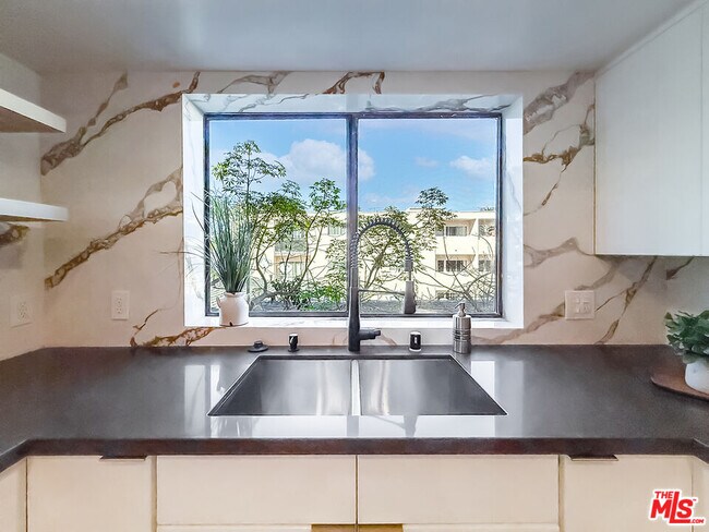 Building Photo - 1133 5th St