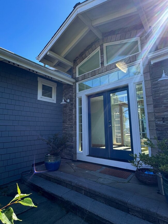 Building Photo - This gorgeous Bainbridge home is available with flexible lease terms starting July 10th