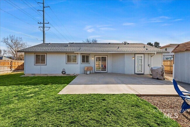 Building Photo - Cute 3 bedroom 2 Bathroom House!